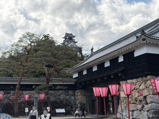 高知城　天守と大手門