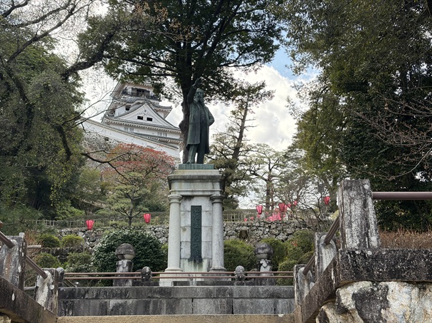 高知城　板垣退助像