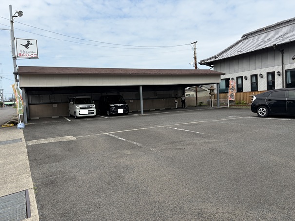 猫のひと口　駐車場