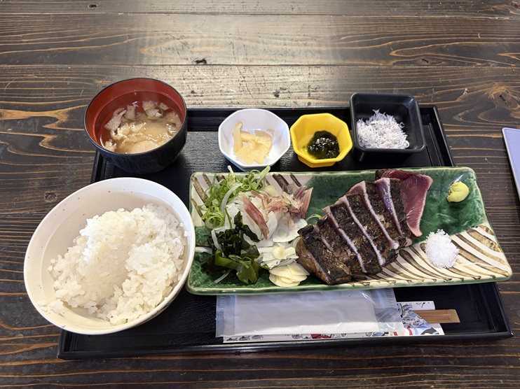 カツオの藁焼きタタキ定食