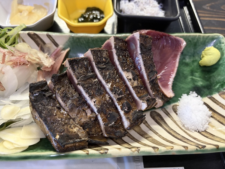 新鮮朝とれ生カツオの藁焼きタタキ定食